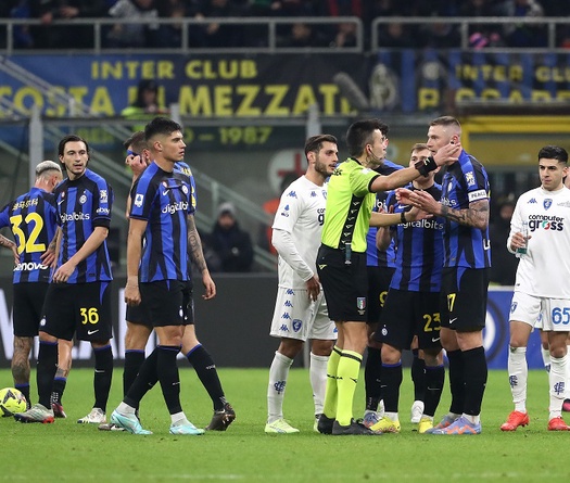 Inter thua sốc sau khi chơi với 10 người và thủ môn mắc sai lầm