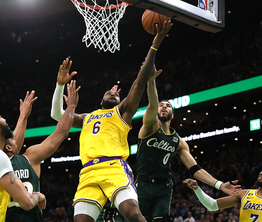 Los Angeles Lakers thua cay đắng kình địch Celtics vì tranh cãi liên quan đến trọng tài