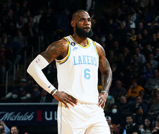 LeBron James cán hai cột mốc quan trọng, lập triple-double trong chiến thắng OT nghẹt thở
