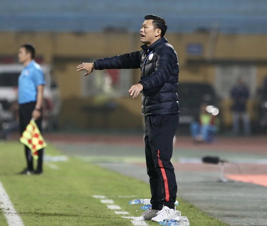 HLV Thạch Bảo Khanh thấp thỏm với chấn thương của Hoàng Đức