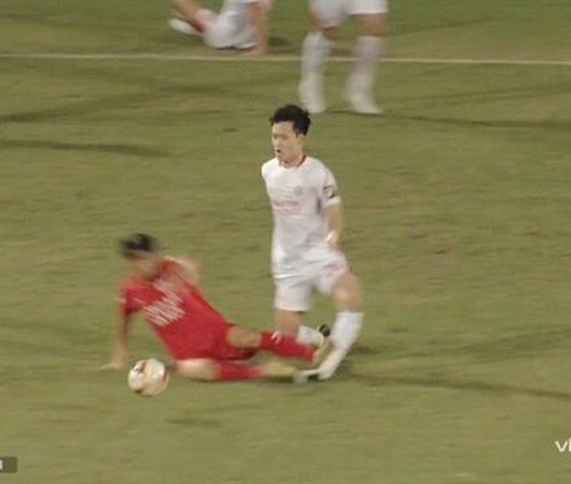 Cầu thủ CAHN đạp Hoàng Đức bị kỷ luật nặng