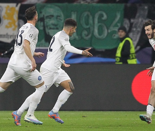 Napoli sút hỏng phạt đền vẫn tạo lợi thế lớn ở Champions League