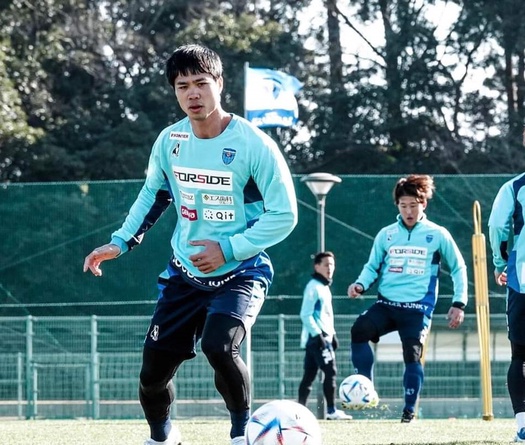 Công Phượng không được HLV Yokohama tin dùng, ngồi làm… khán giả