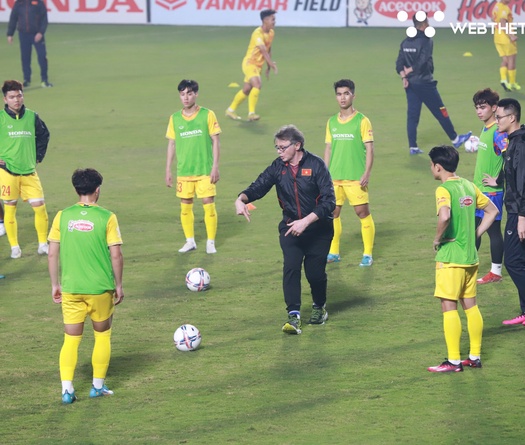 HLV Philippe Troussier lăn xả thị phạm cho học trò ở U23 Việt Nam