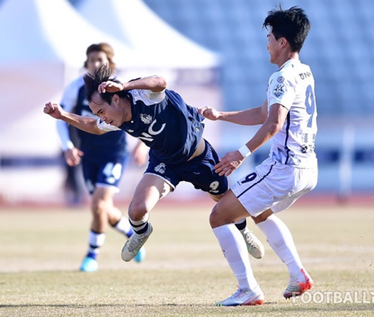 Nhìn Văn Toàn đá ở Hàn Quốc, NHM lo nghĩ về phiên bản của Quang Hải