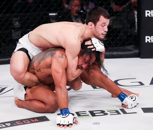 Bellator 292: Usman Nurmagomedov tung cước thần sầu, hạ Benson Henderson bằng đòn siết cổ