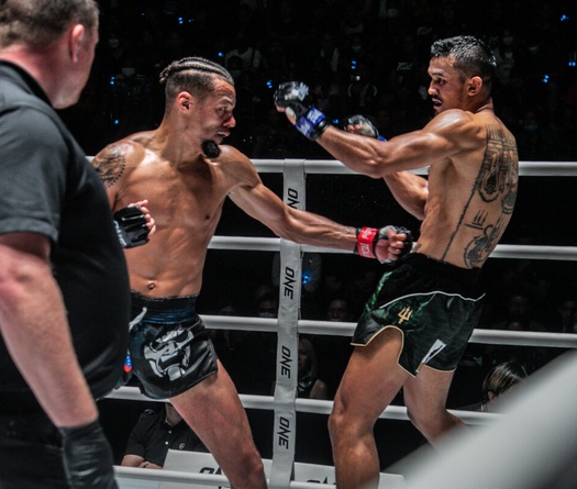Regian Eersel bảo vệ đai ONE Championship với cú "moi gan" Sinsamut