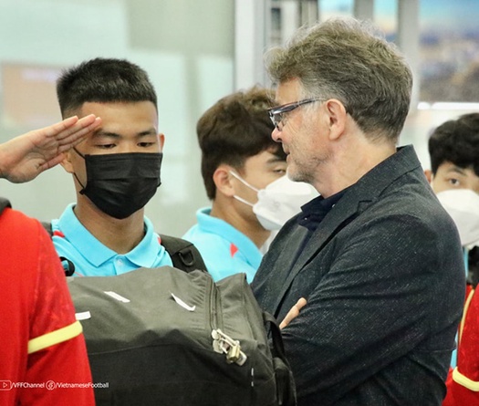 U23 Việt Nam chia thành hai “cánh quân” sang Qatar