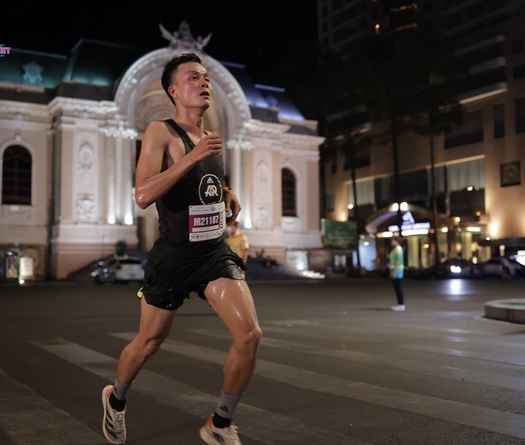 Lê Quang Hoà chinh phục District 1 Midnight Run