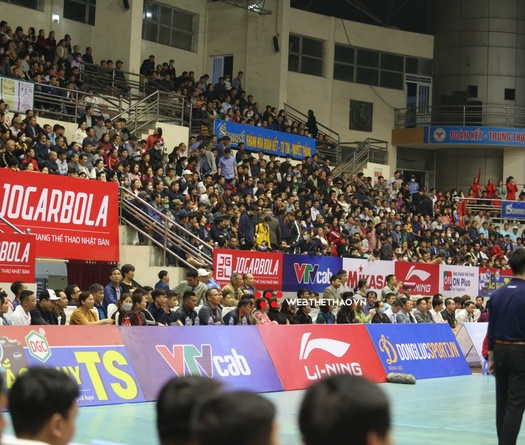 Vé chợ đen hạ nhiệt, NTĐ Việt Trì kín chỗ trước giờ diễn ra chung kết nam Cúp Hùng Vương