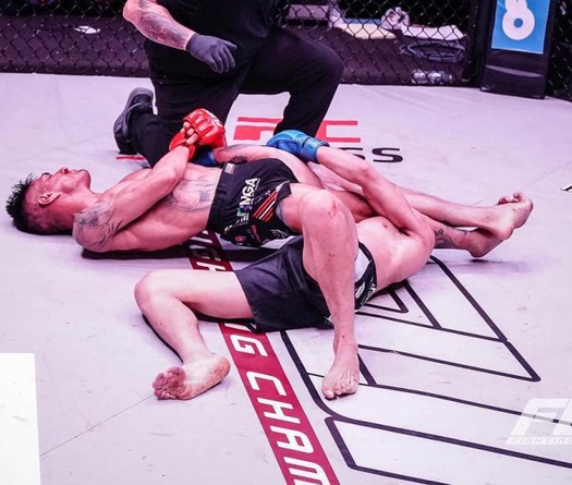 "Đã bất tỉnh còn bị bẻ tay": Võ sĩ MMA chỉ trích thậm tệ trọng tài