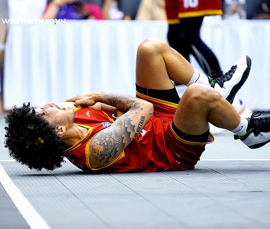 Quặn lòng hình ảnh Khoa Trần “thi đấu với 1 tay”, vẫn giúp Vietnam Select chiến thắng