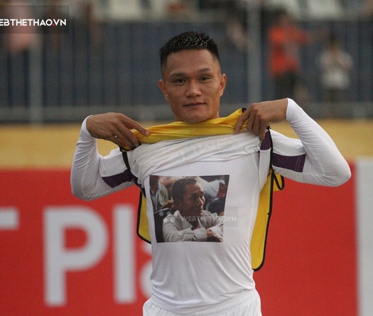 Cựu tuyển thủ QG Lê Quang Hùng: Xúc động hình bóng người cha khi tái xuất sân cỏ sau 9 năm bị treo giò
