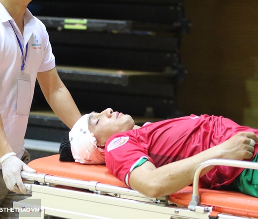 Thủ môn futsal Cao Bằng bị chấn thương nặng ở đầu giờ ra sao?