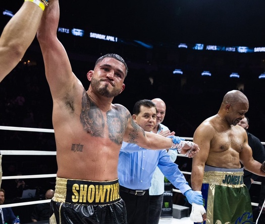 Anthony Pettis chưa từ bỏ MMA khi đánh bại huyền thoại Boxing Roy Jones Jr