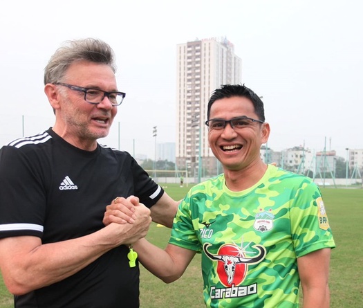 Phản ứng của HLV Kiatisuk về lời mời gọi làm "phó tướng" cho HLV Troussier