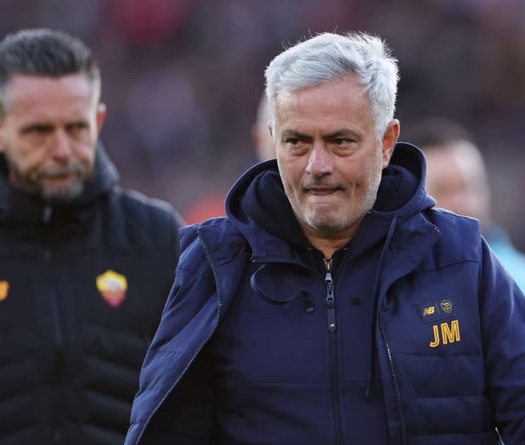 Mourinho chế giễu nhà báo Hà Lan dù nhận thất bại