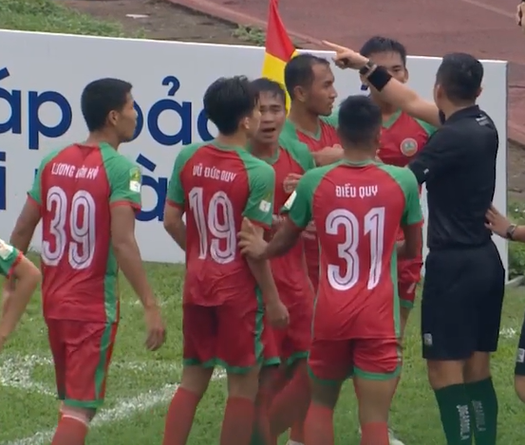 Biến căng ở giải hạng Nhất liên quan đến trọng tài