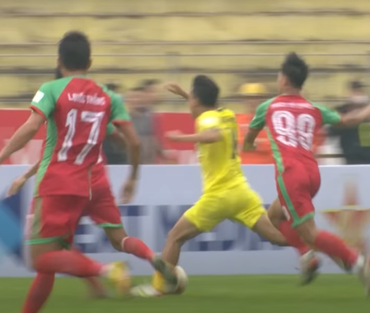 Cựu tuyển thủ U23 Việt Nam bị thanh lý sau tình huống phạm lỗi penalty nhạy cảm