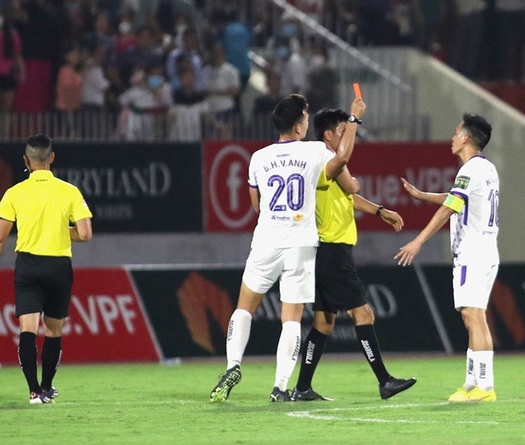 CLB Hà Nội khiếu nại, khẳng định Văn Quyết không thúc cùi chỏ trọng tài