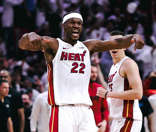 Jimmy Butler bùng nổ với 56 điểm, dồn đội đầu bảng Milwaukee Bucks vào chân tường