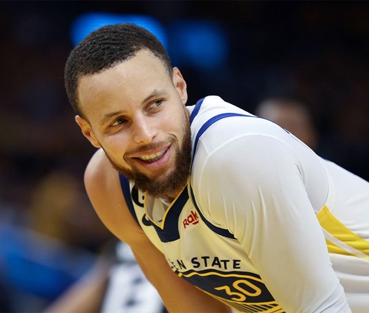 Stephen Curry cùng Warriors thắng trận sân khách hiếm hoi, dồn Kings vào cửa bị loại