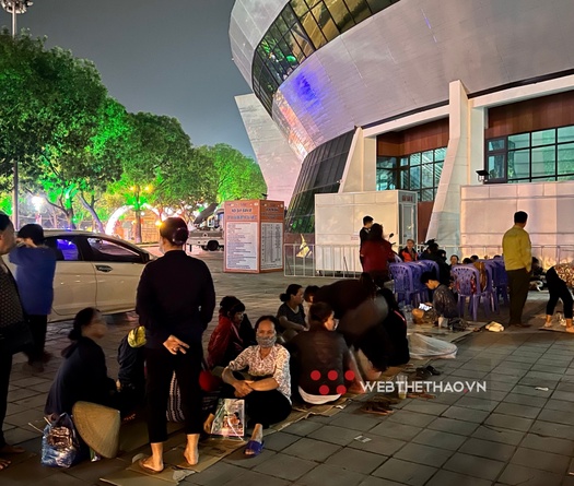 NHM xếp hàng xuyên đêm mua vé xem Bán kết AVC Club 2023 giữa Việt Nam - Trung Quốc