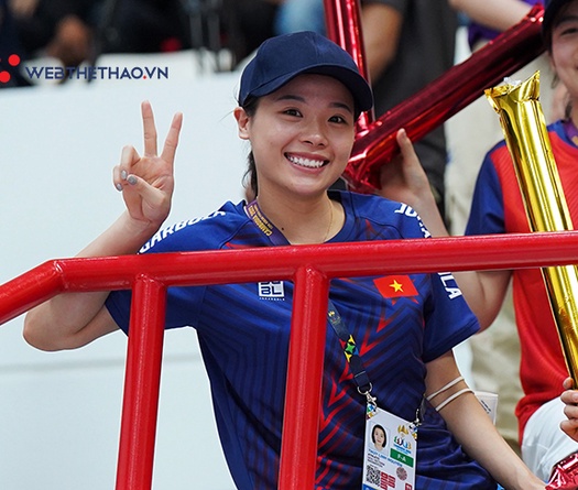 Hot girl cầu lông Nguyễn Thùy Linh đi xem bóng rổ SEA Games 32: "Nhạc rất hay, rất phiêu"