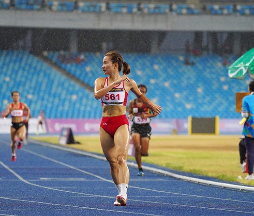 Gây sốc trên đường chạy SEA Games 32, Nguyễn Thị Oanh đi vào thơ và nhạc