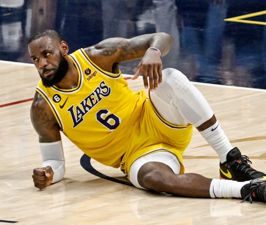 Lật cổ chân hai lần trong một trận, LeBron James nói gì về khả năng ra sân tại Game 3?