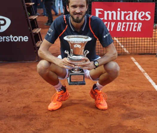 Daniil Medvedev lần đầu tiên đoạt danh hiệu trên mặt sân ghét cay ghét đắng