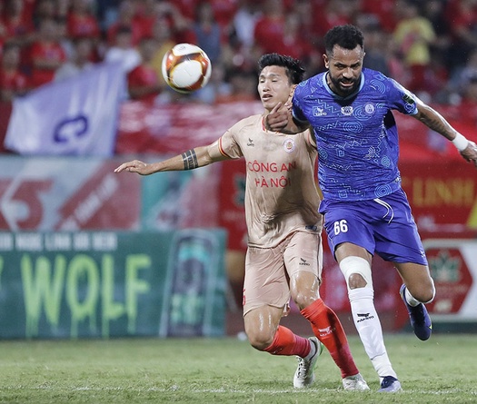 HLV đội Khánh Hòa "cạn lời" về quãng bù giờ 11 phút trong trận đấu với CAHN