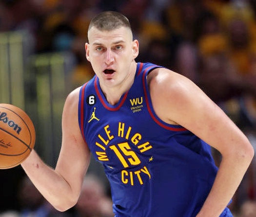 Nikola Jokic cán nhiều mốc lịch sử, sánh vai với các huyền thoại ngay trận NBA Finals đầu tiên