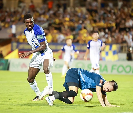 “Sếp lớn” thừa nhận trọng tài mắc sai lầm ở trận SLNA vs TP. HCM