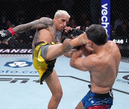 UFC 289: Cựu vương Charles Oliveira trở lại ngoạn mục, knockout Beneil Dariush ngay hiệp 1