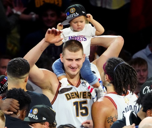 Khoảnh khắc ăn mừng vô địch NBA hài hước của Nikola Jokic, liên tục đòi… đi về nhà