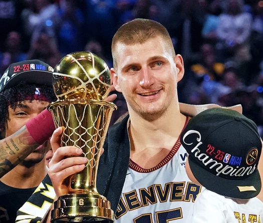 Nikola Jokic tiếp tục tấu hài, thất lạc cúp NBA Finals MVP sau khi vô địch