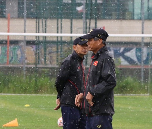 Tuyển nữ Việt Nam rèn quân dưới cơn mưa nặng hạt ở Ba Lan