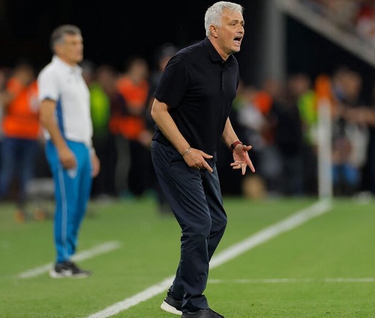 Jose Mourinho bị phạt nặng sau khi xúc phạm trọng tài