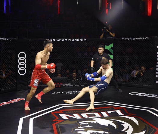 Võ sĩ Thanh Hóa tung cú knockout chớp nhoáng đối thủ người Anh tại LION Championship 07