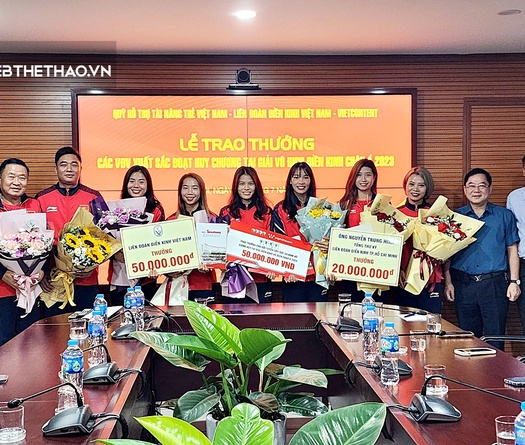 Các cô gái vàng đội hình 4x400m nữ nhận thưởng sau tấm HCV giải vô địch châu Á