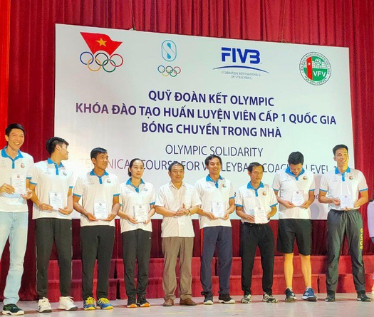 "Oanh tạc cơ" Ngô Văn Kiều, vợ chồng HLV Trần Giáp, Bùi Huệ nhận bằng HLV cấp I quốc gia