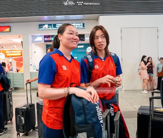 Chùm ảnh đội tuyển bóng chuyền nữ có mặt tại sân bay, sẵn sàng chuyến hành quân lịch sử đến Pháp