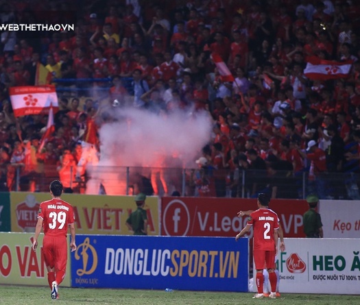 CĐV nhí bị bỏng vì pháo sáng ở trận Hà Nội vs Hải Phòng