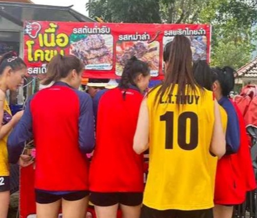 CĐV Thái Lan bắt gặp tuyển bóng chuyền nữ Việt Nam tận hưởng ẩm thực đường phố