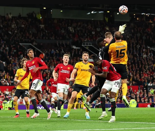 Onana và MU thoát khỏi quả phạt đền trước Wolves ở phút bù giờ?