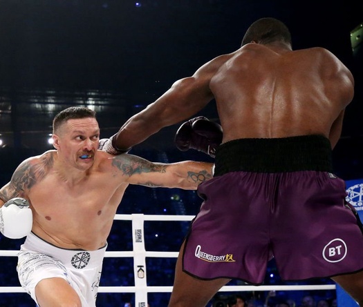 Oleksandr Usyk knockout Daniel Dubois trong tranh cãi: Trúng hạ bộ hay không?