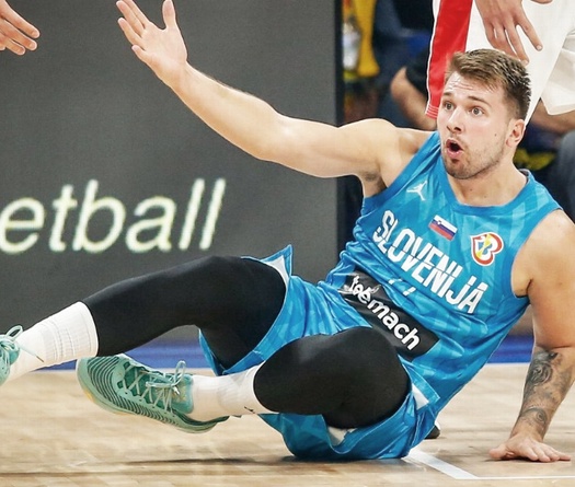 Cho Luka Doncic “dành cả thanh xuân để cãi trọng tài", Canada vào bán kết FIBA World Cup 2023