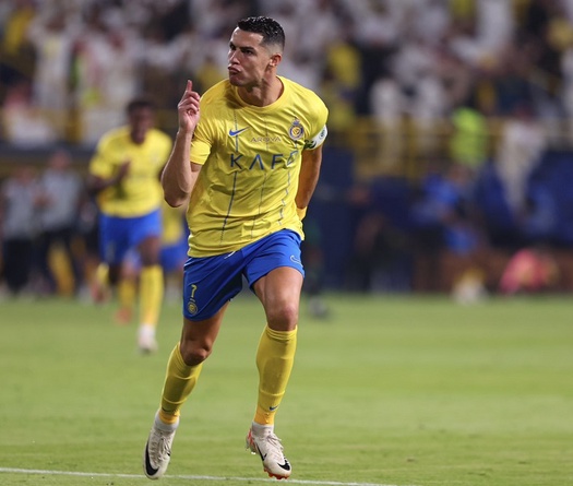 Ronaldo nới rộng cách biệt bàn thắng với Messi trong 1 tháng qua như nào?