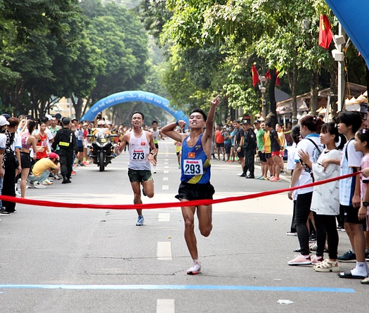 Hai VĐV SEA Games so tài hấp dẫn ở giải chạy báo Hànộimới mở rộng 2023